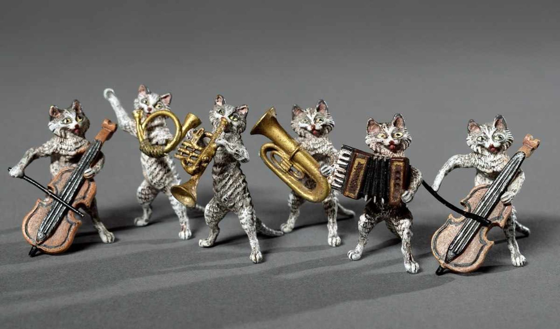 6 Diverse Wiener Bronze "Katzenkapelle": Horn, Trompete, Tuba, 2 Cellisten und Akkordeon, farbig