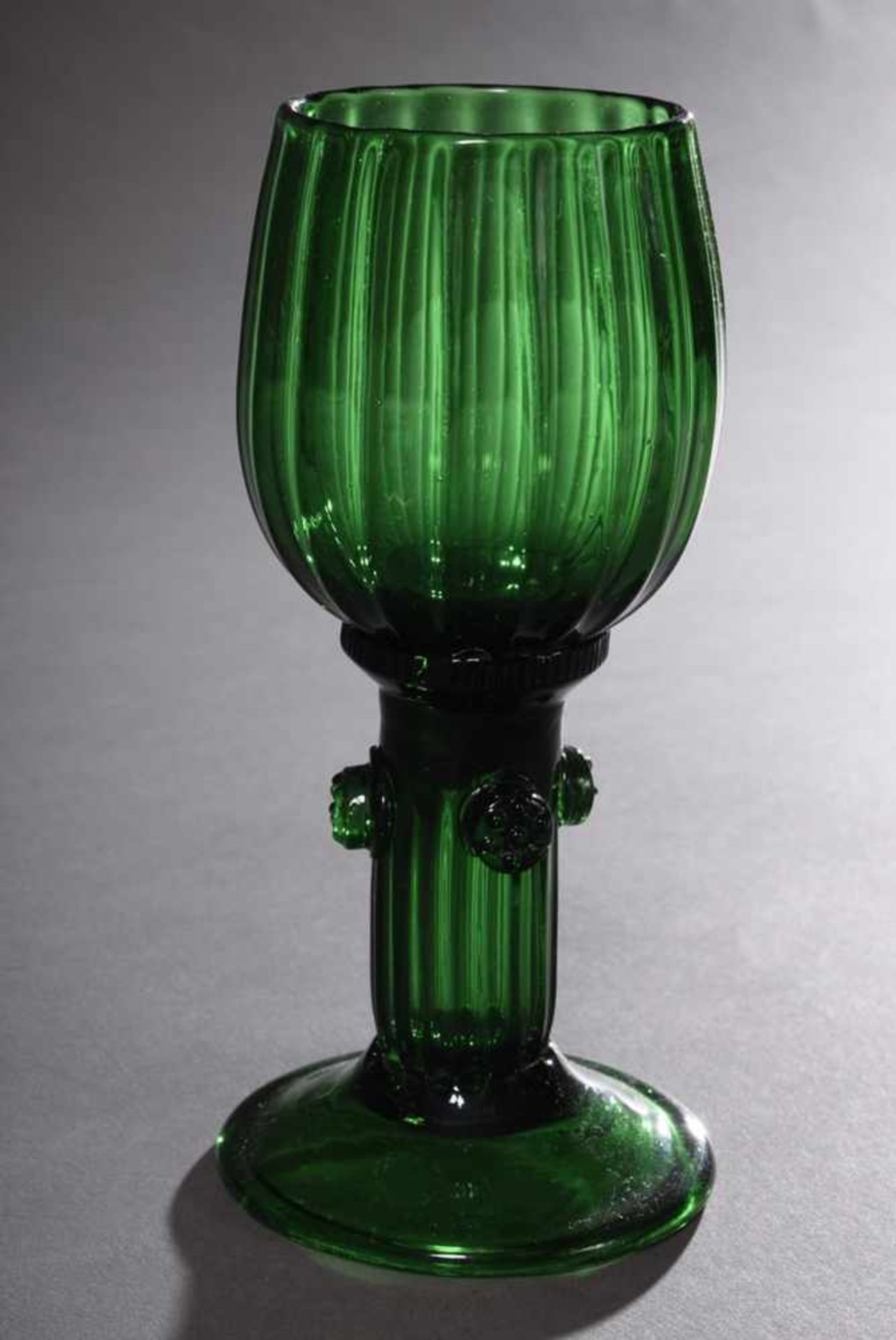 Grünes facettiertes Römerglas mit Säulenfuß, gezogen, 19.Jh., H. 16cmGreen faceted Roman glass - Image 2 of 2