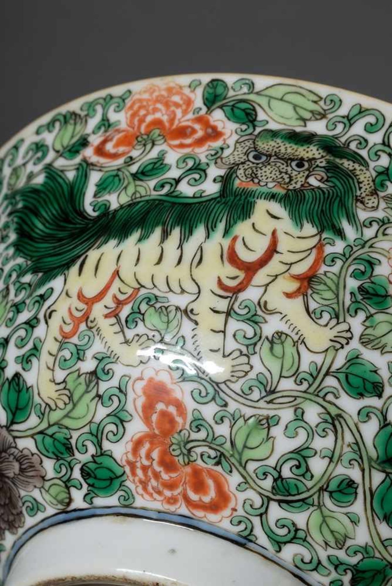 Chinesische Porzellan Kumme mit Famille Verte Malerei "Fo-Löwen und Päonien", Kangxi Stil, - Bild 7 aus 8