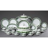 52 Teile Meissen "Weinlaub" Restgeschirr, um 1900, bestehend aus: 2 diverse ovale Platten (49x34/