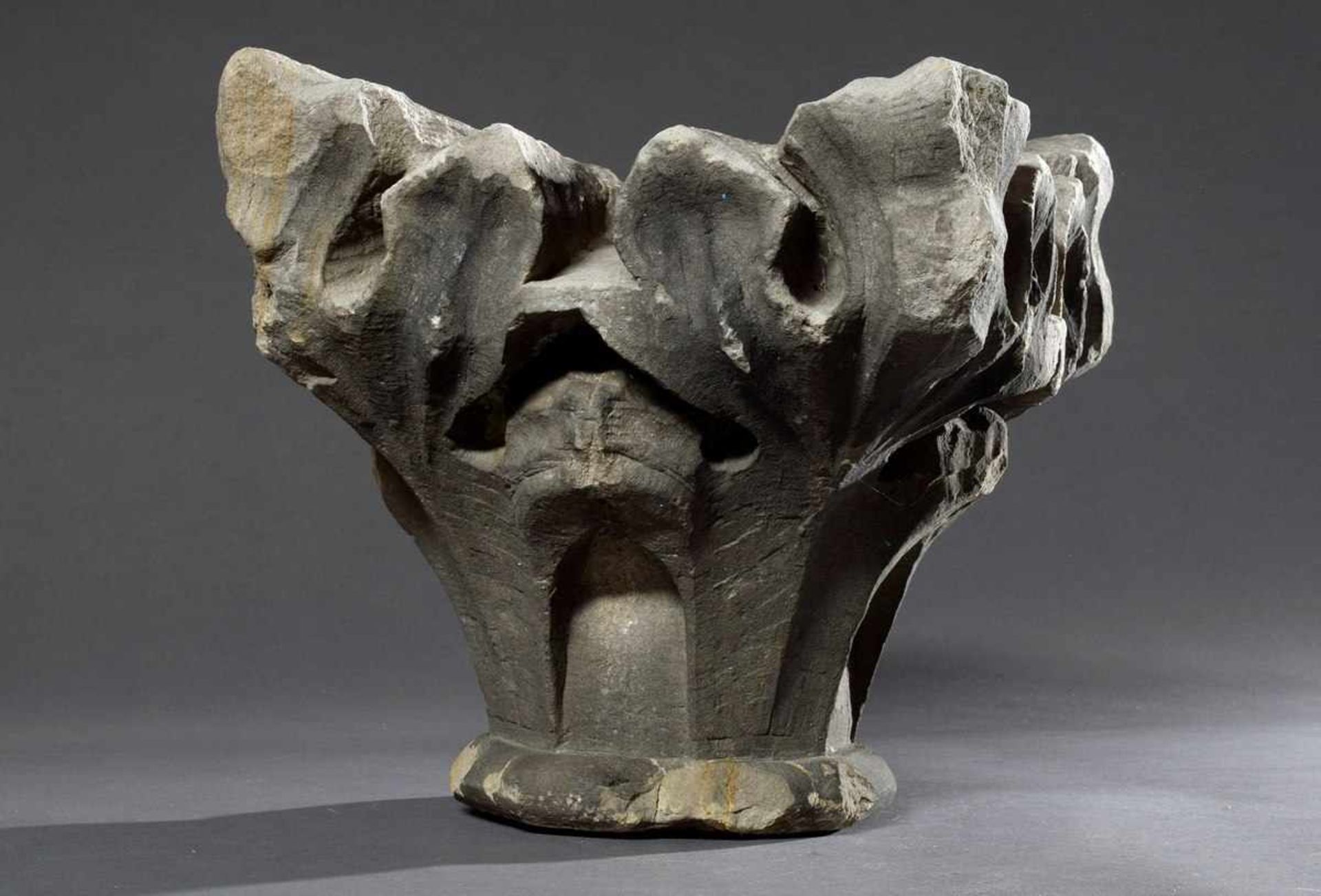 Sandstein "Blattkapitell" Fragment in gotischer Façon, 30x30x30cm, bestoßenSandstone capital