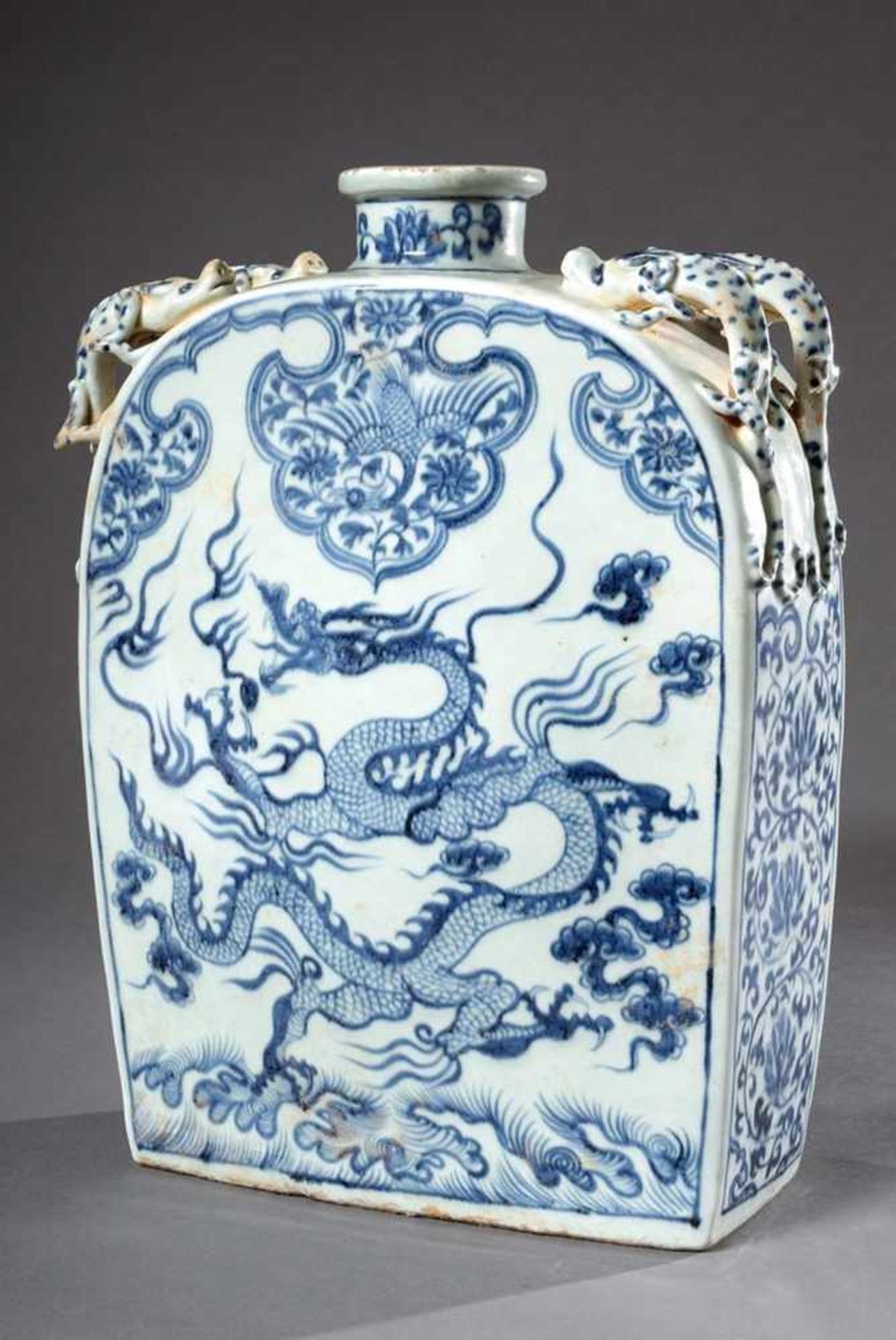 Viereckige chinesische Porzellan Flasche mit Blaumalereidekor "Zwei Drachen mit Glücksperle" sowie