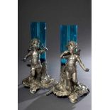 Paar figürliche WMF Jugendstil Vasen „Putti, an Astsockel lehnend“, Zinn, versilbert, mit blauen