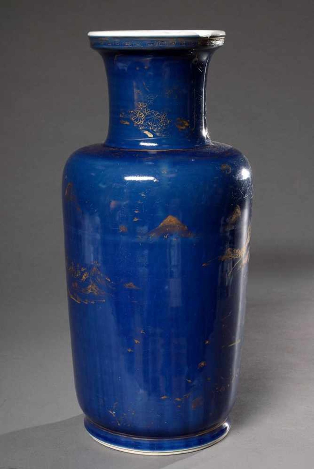 Große Powder Blue Vase mit Golddekor "Landschaft mit Architektur", China, H. 43cm, Hals bestoßen/ - Bild 2 aus 5