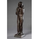 Monogrammist H.H. "Stehende mit Umhang", um 1930/40, Bronze, Guss G. Heinze Berlin, H.