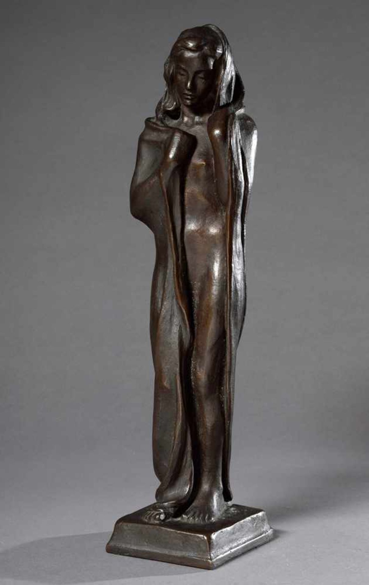 Monogrammist H.H. "Stehende mit Umhang", um 1930/40, Bronze, Guss G. Heinze Berlin, H.
