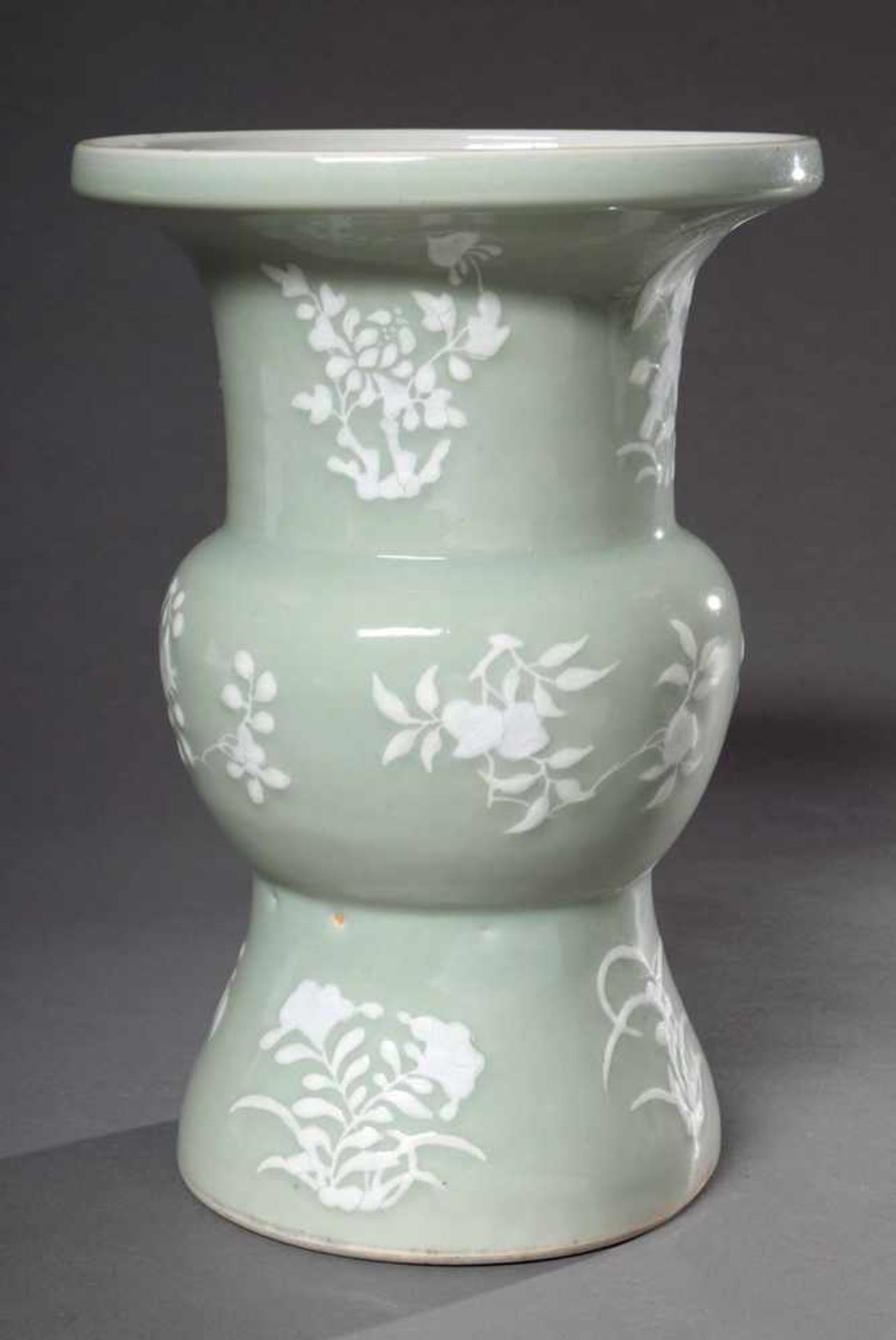 Große Seladon Vase mit Mittelbaluster und Pflanzendekor in Pâte sur Pâte Malerei, China, H. 33, - Bild 2 aus 4