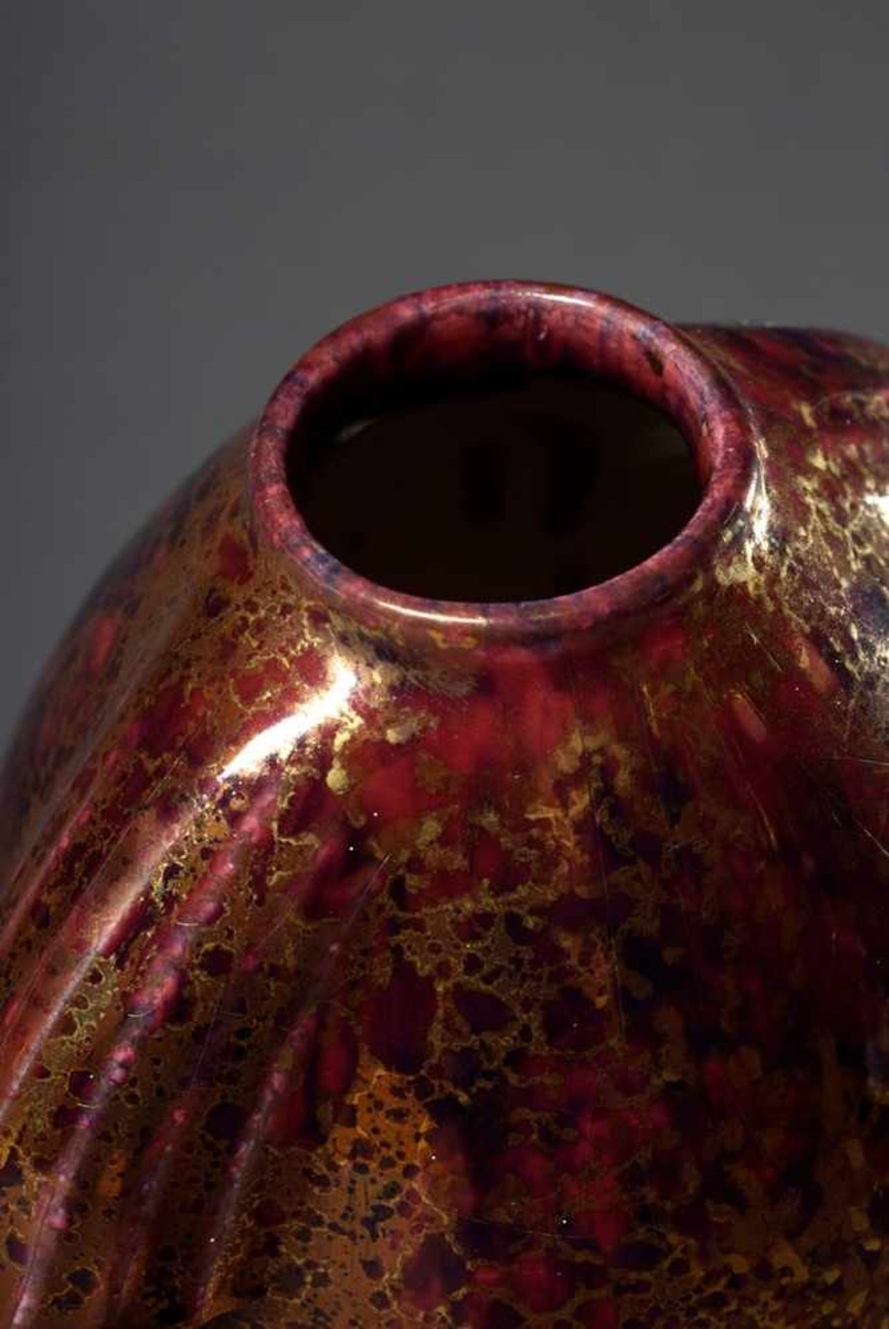 Sèvres Art Deco Vase mit seitlichen Draperien und rot/gold gesprenkelter Glasur, H. 22cmSèvres Art - Bild 5 aus 5