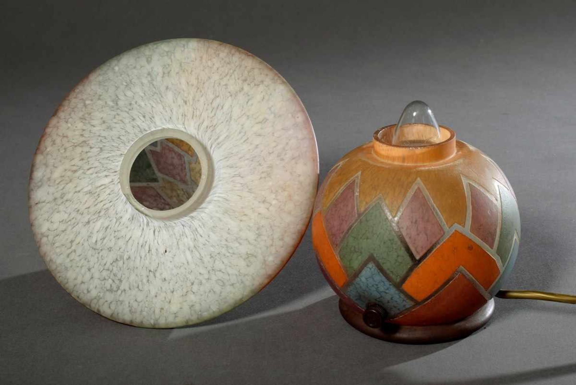 Tschechische Art Deco Lampe in Kugelform mit Kegelhut, farbige Einschmelzungen mit graphischem - Bild 4 aus 5
