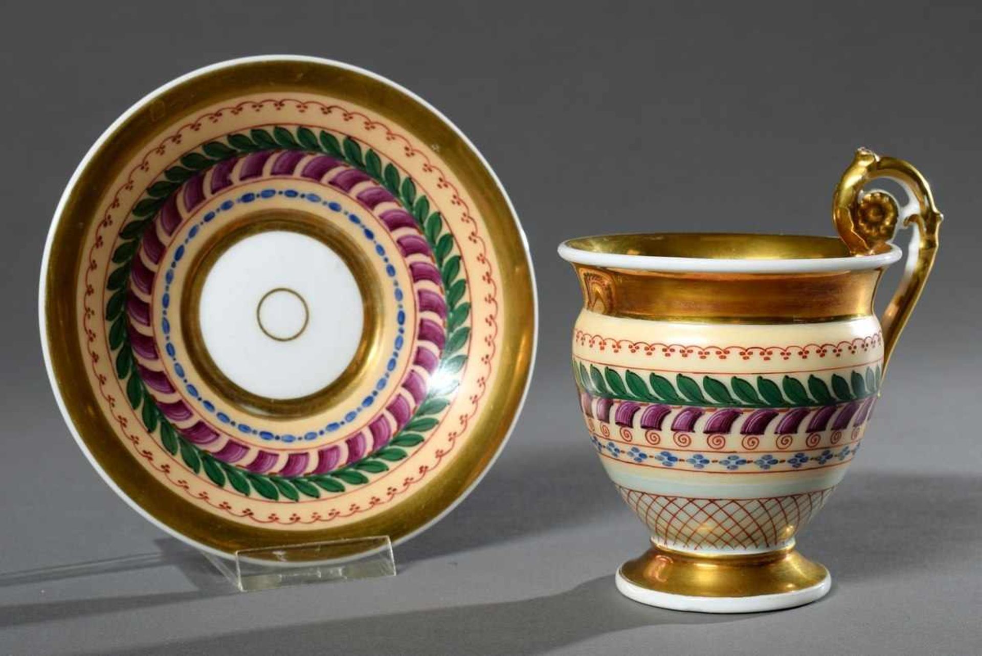 Empire Tasse mit polychromer Bemalung "Blütenfries" und Goldstaffage, Ritzmarke, H. 12,5cm,