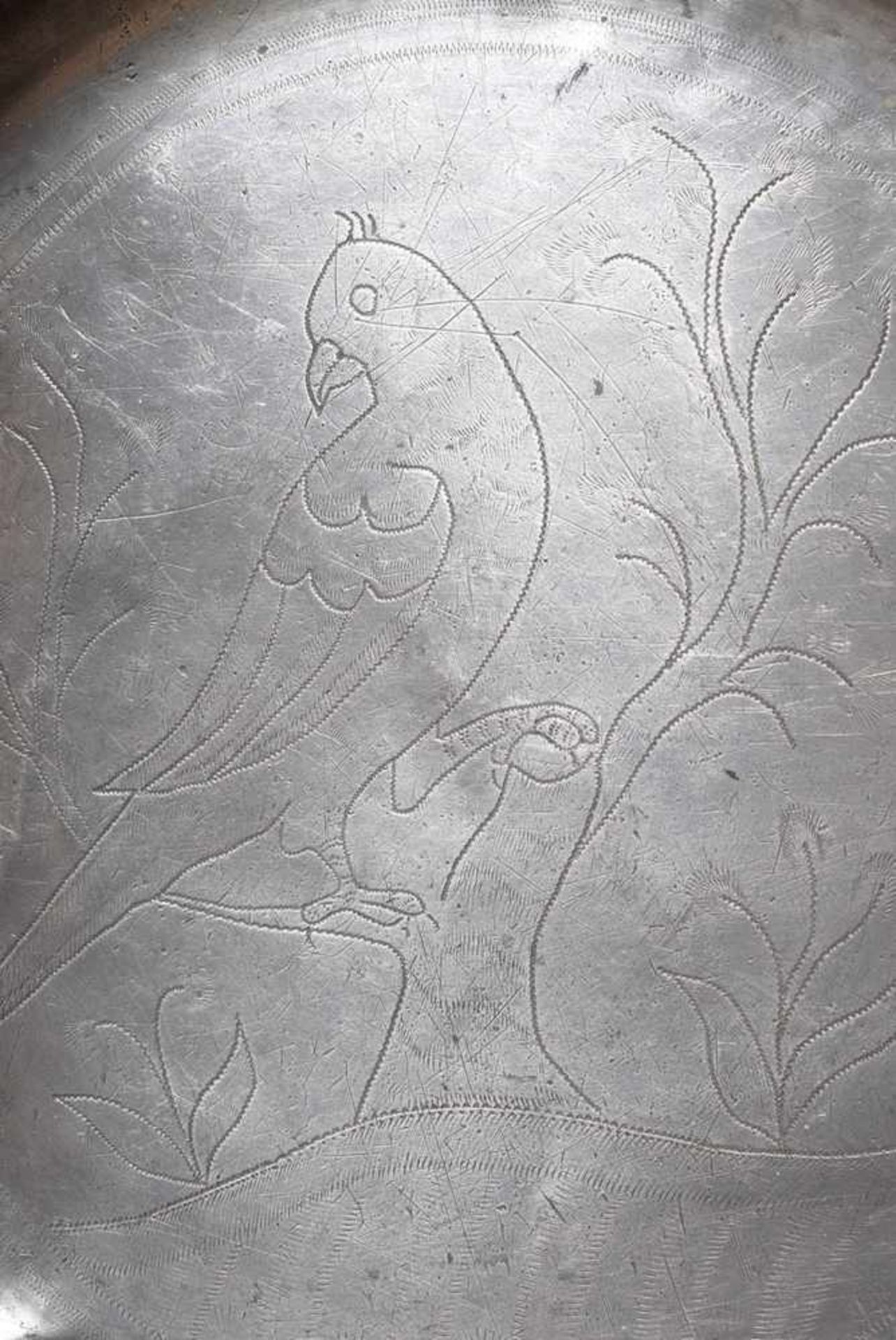 Großer Zinnteller mit Gravurdekor "Vogel auf Ast" und Arabeskenrand, verso monogrammiert "F.H.A.W.", - Image 2 of 4