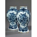 Paar kleine Delft Fayence Vasen mit Blaumalerei "Blumen", De Lampet Kan, H. 13,5cm, Deckel fehlen/