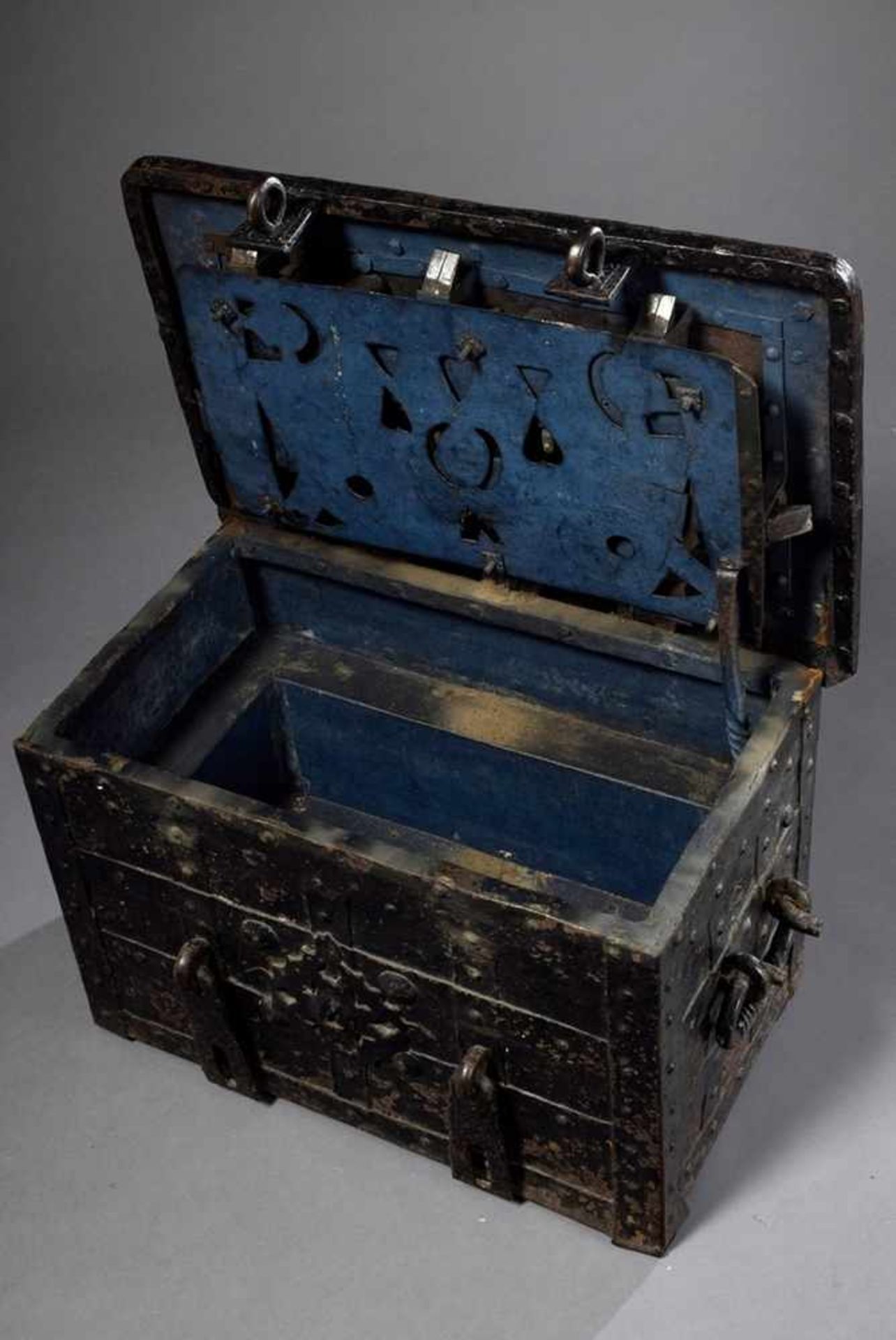 Eisen Kriegskasse mit seitlichen Griffen, Schlüssel vorhanden, 39x63x41cmIron war chest with side - Bild 4 aus 7