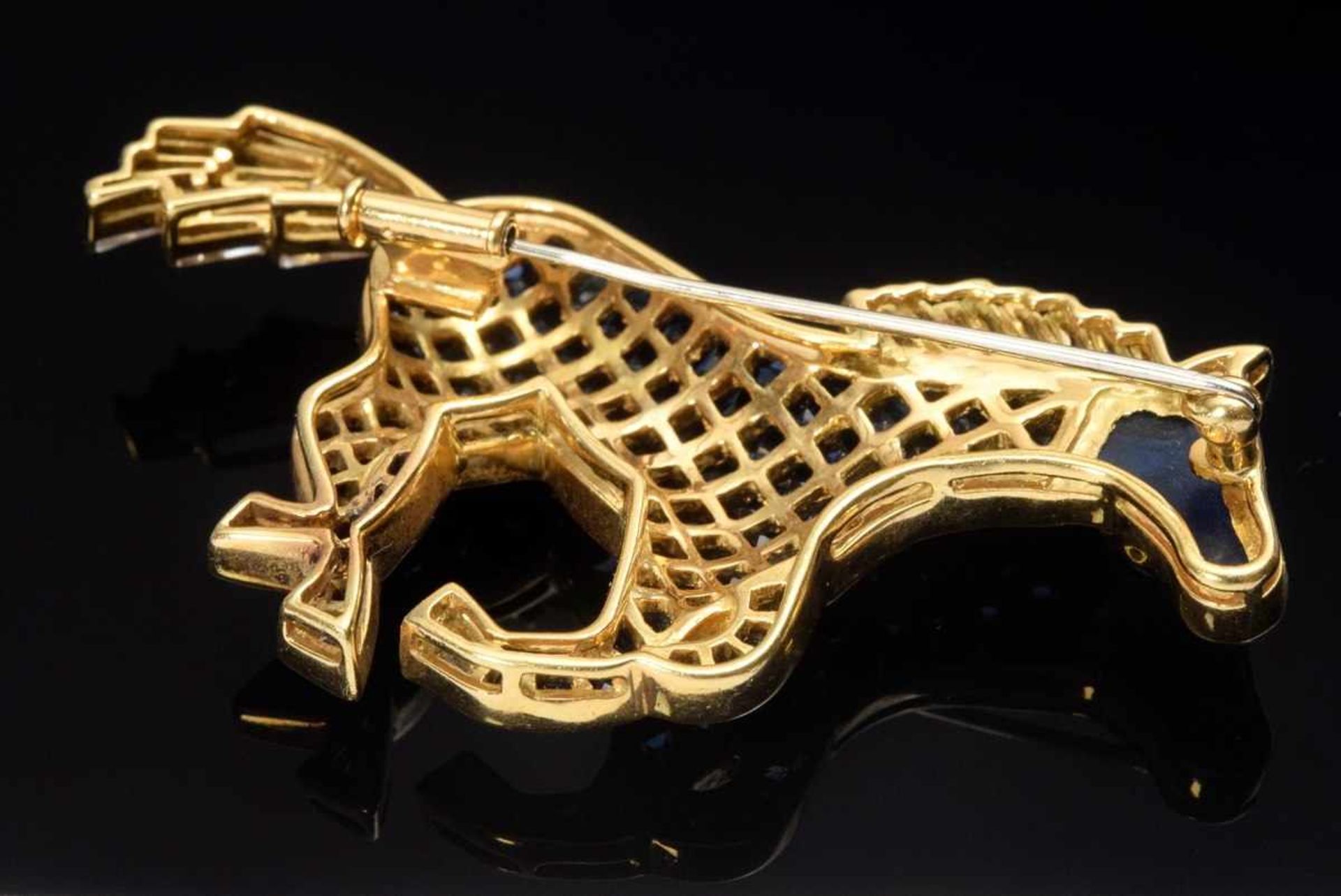 Aussergewöhnliche GG 750 Nadel "Pferd" mit Saphiren (zus. ca. 25.07ct) und Diamanten (zus. ca.0.97/ - Image 3 of 4