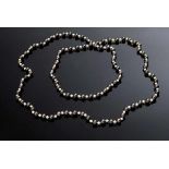 Lange endlos geknüpfte Zuchtperlenkette aus weißen und braun gefärbten Perlen, Ø 7,5 und 4 mm, L.