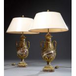 Paar dekorative französische Marmor Vasenlampen mit Bronzemontierungen "Schwanenhälse und Girlanden"