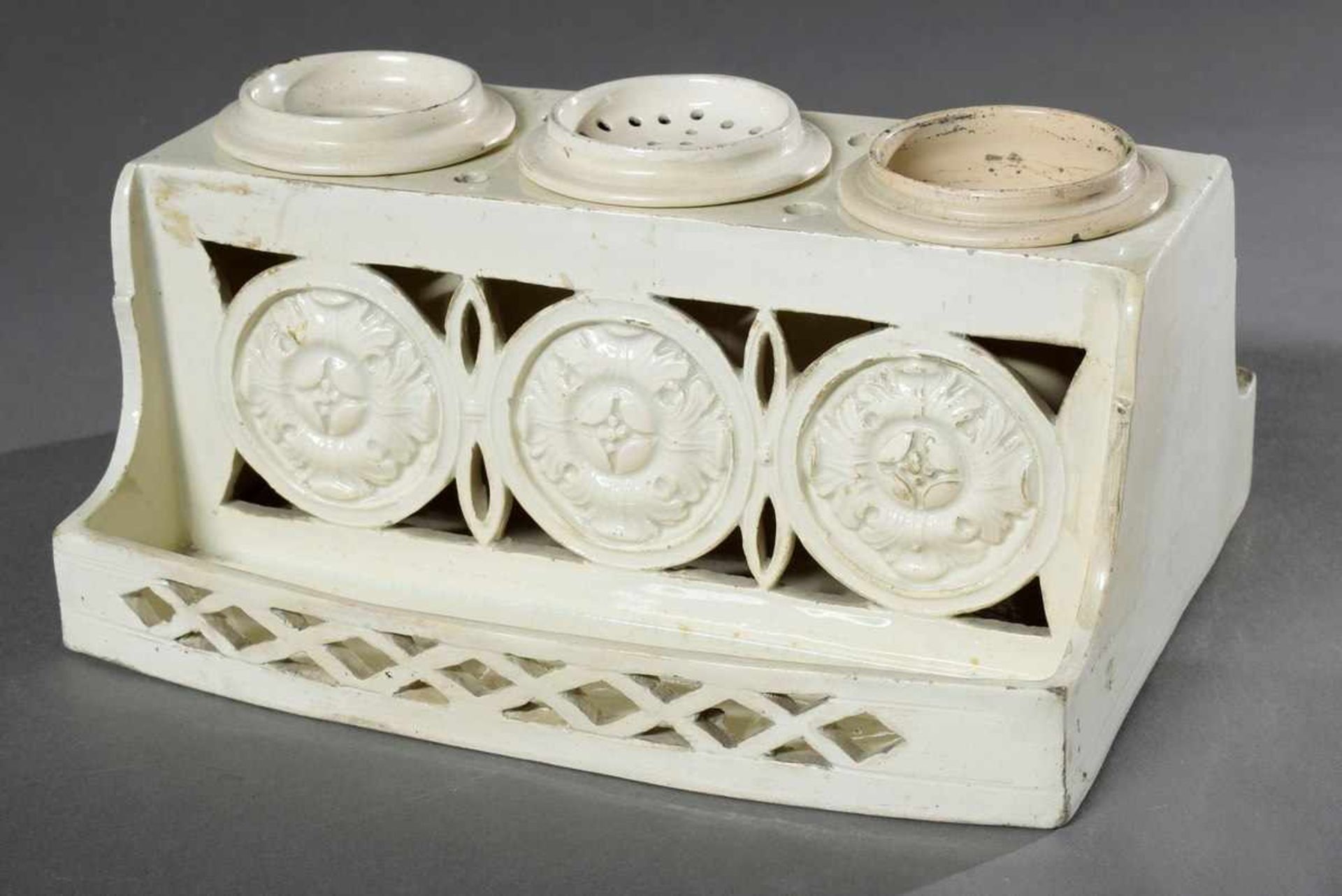 Creamware Schreibgeschirr in klassizistischer Façon mit 3 Einsätzen, partiell durchbrochen, verso - Bild 2 aus 5