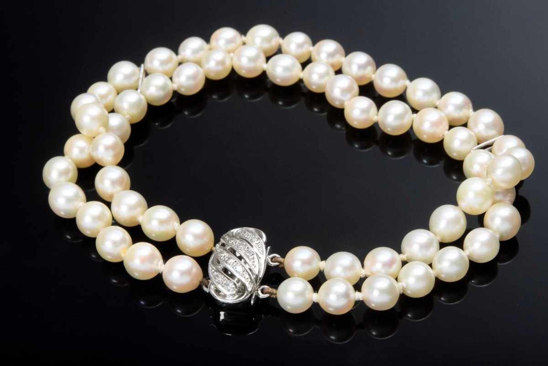 Classic double row cultured pearl bracelet with WG 585 clasp and bars, (Ø5,7-5,8mm), 19,4g, 0.20ct
