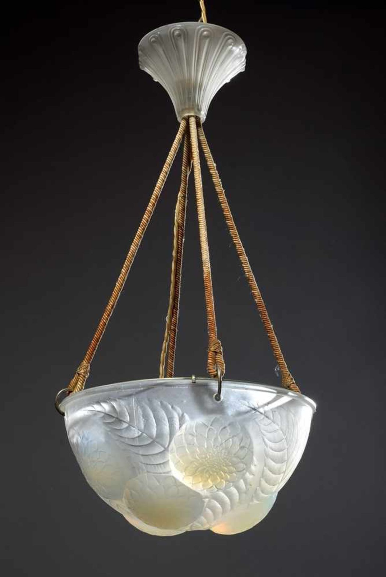 Lalique Opalinglas Deckenkuppel "Dalias", unsign., Originalzustand, L. ca. 62cm, Ø 30cmLalique