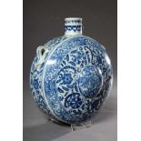 Chinesische Porzellan Pilgerflasche mit Unterglasurblauem Dekor "Blumenranken" im Ming Stil,