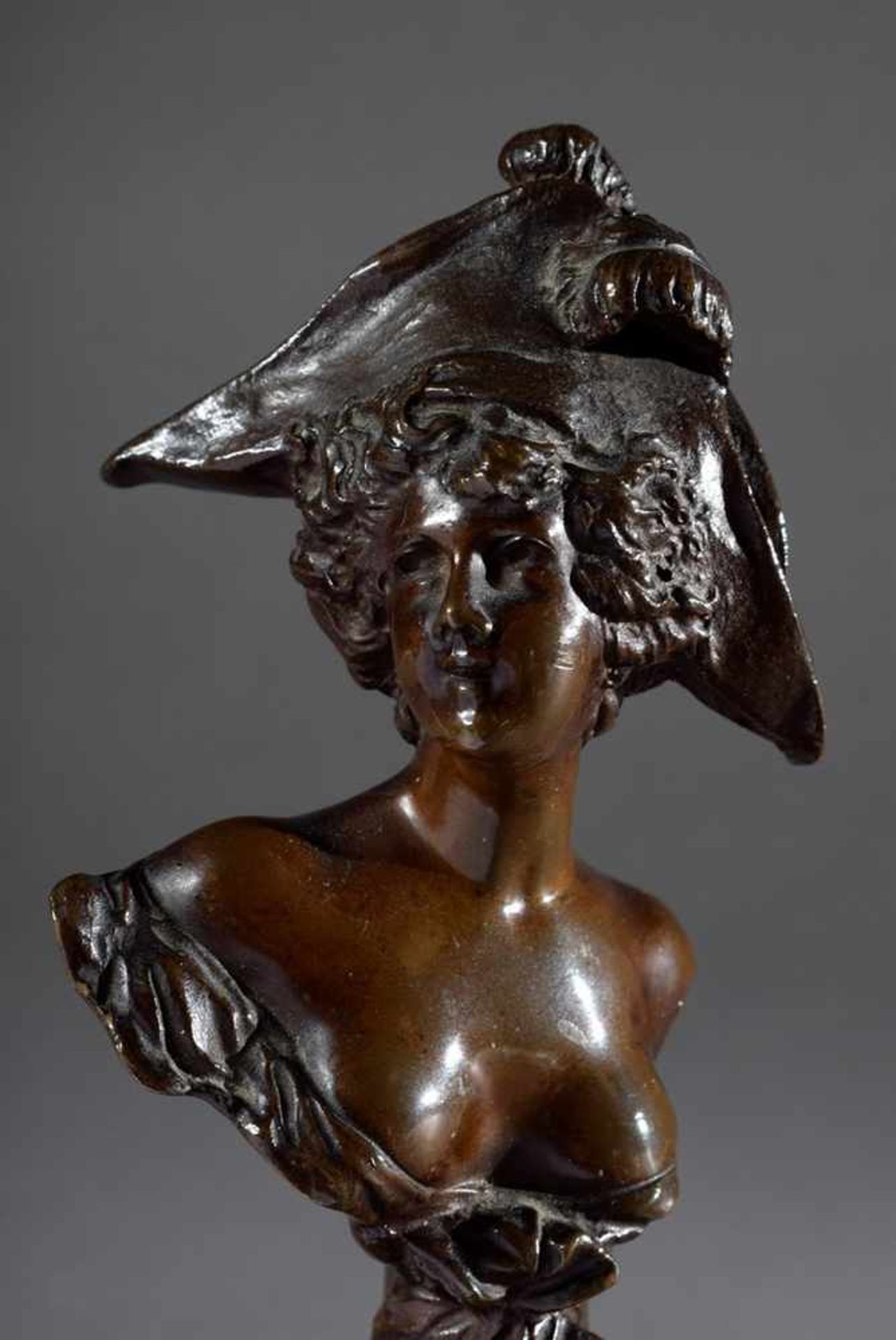 Kowalczewski, Paul Ludwig (1869-1910) "Marianne", patinierte Bronze auf Steinsockel, H. - Bild 3 aus 6