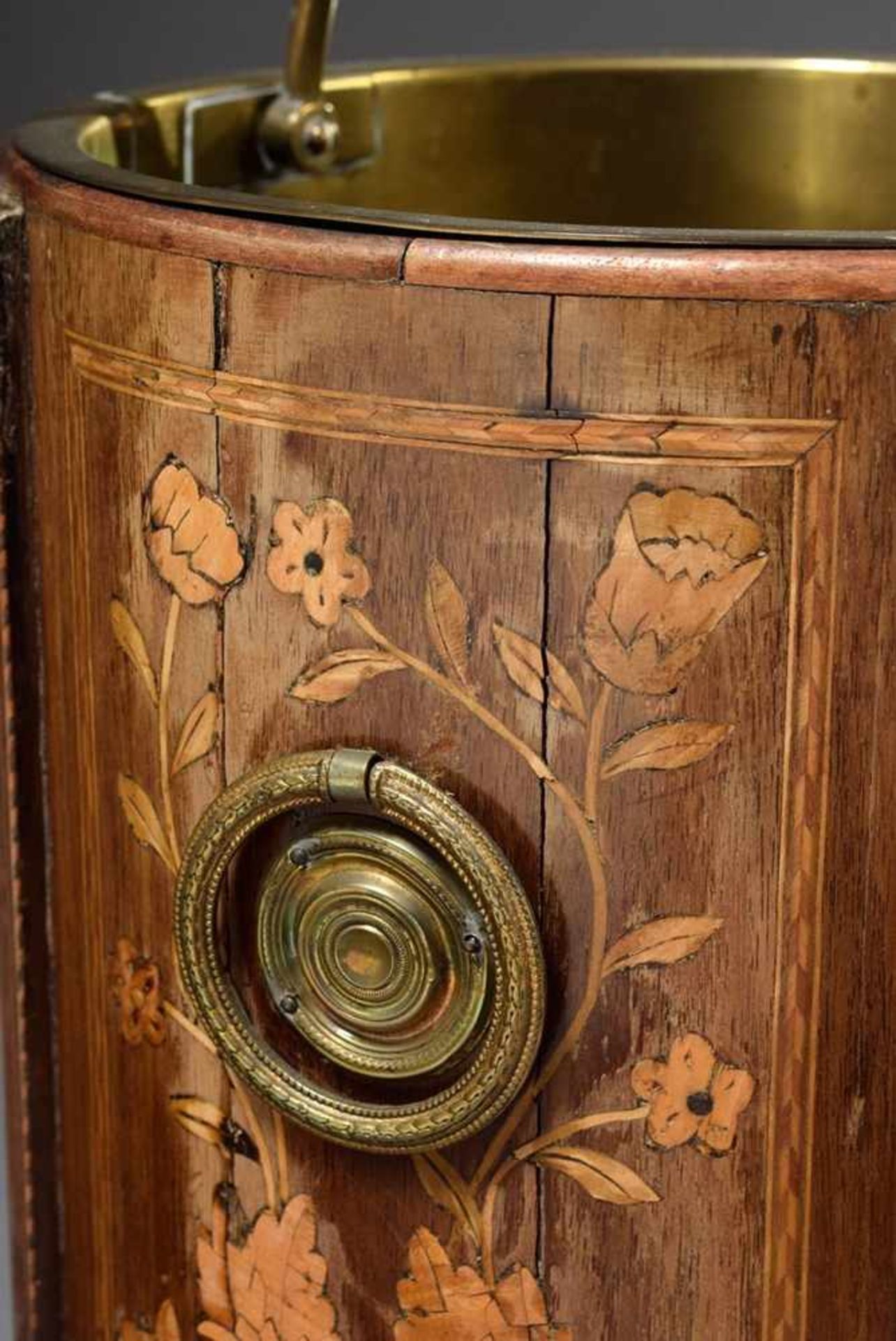 Holländischer Weinkühler mit floralen Intarsien und Messingeinsatz, Ende 18.Jh., H. 45cm, Ø 25cm, - Image 2 of 6