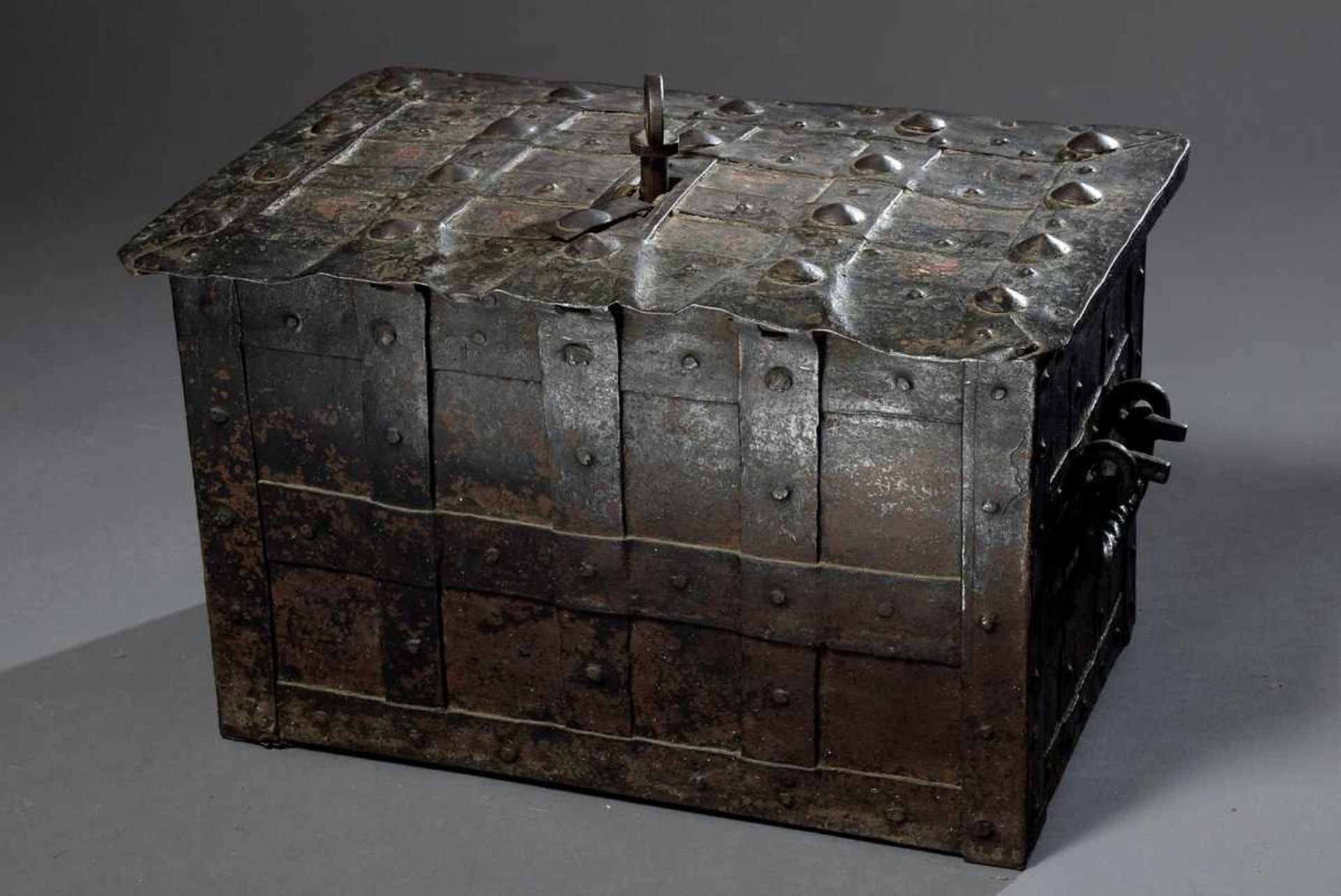 Eisen Kriegskasse mit seitlichen Griffen, Schlüssel vorhanden, 39x63x41cmIron war chest with side - Bild 7 aus 7