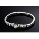 WG 750 Armband mit mittigem Altschliffdiamant (ca. 1,96ct/P1/TCR) auf Riviereband mit Brillanten und