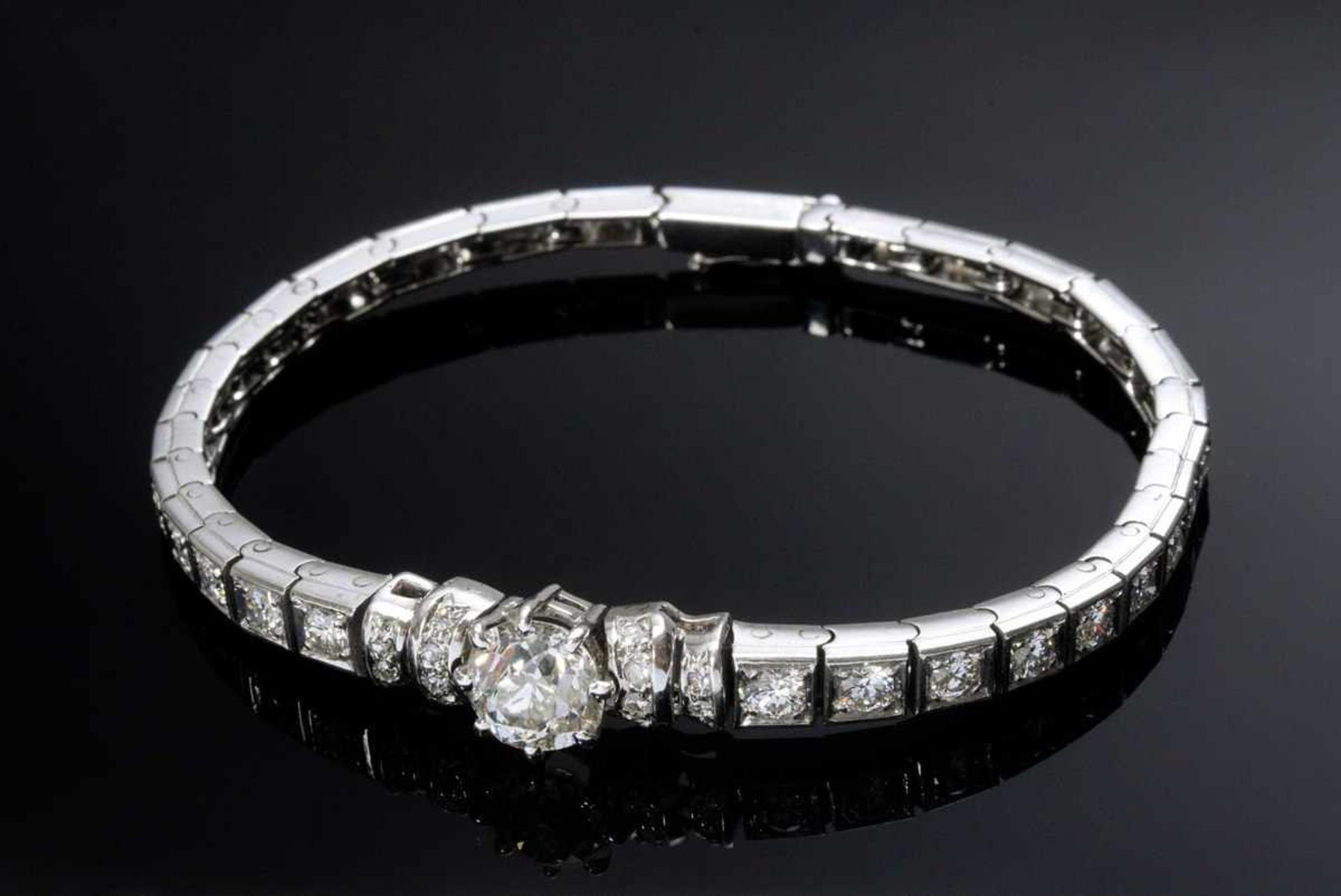 WG 750 Armband mit mittigem Altschliffdiamant (ca. 1,96ct/P1/TCR) auf Riviereband mit Brillanten und