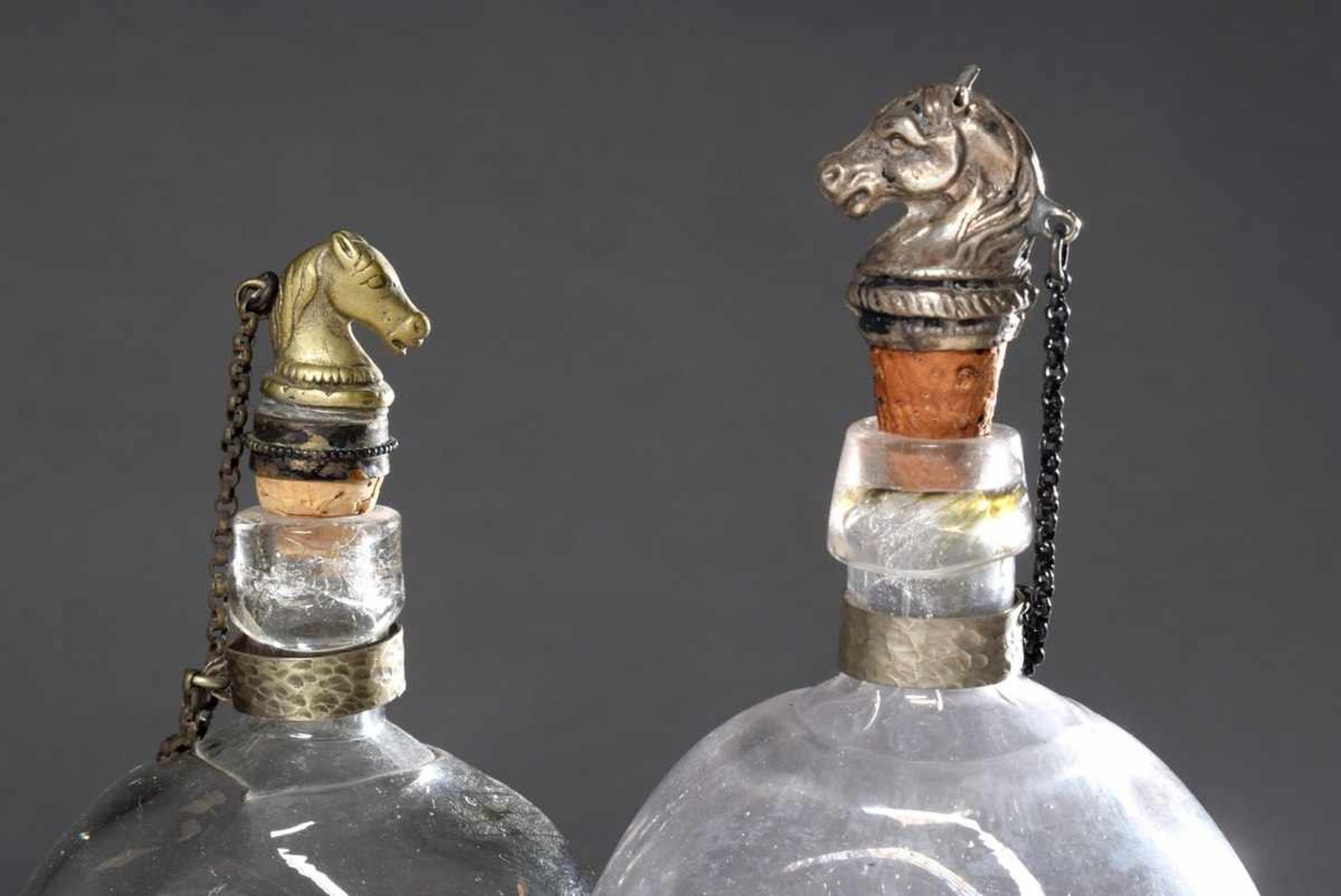 2 Alte eckige Flaschen, in die Form geblasen mit "Pferdekopf" Stöpseln (1x ergänzt), H. 32/34cm, - Image 2 of 5