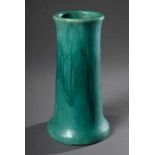 Grüne stangenförmige Vase, Mutz Wwe/Altona, Modellnr. 1337, 1913-1929, H. 19cmGreen vase, Mutz Wwe/