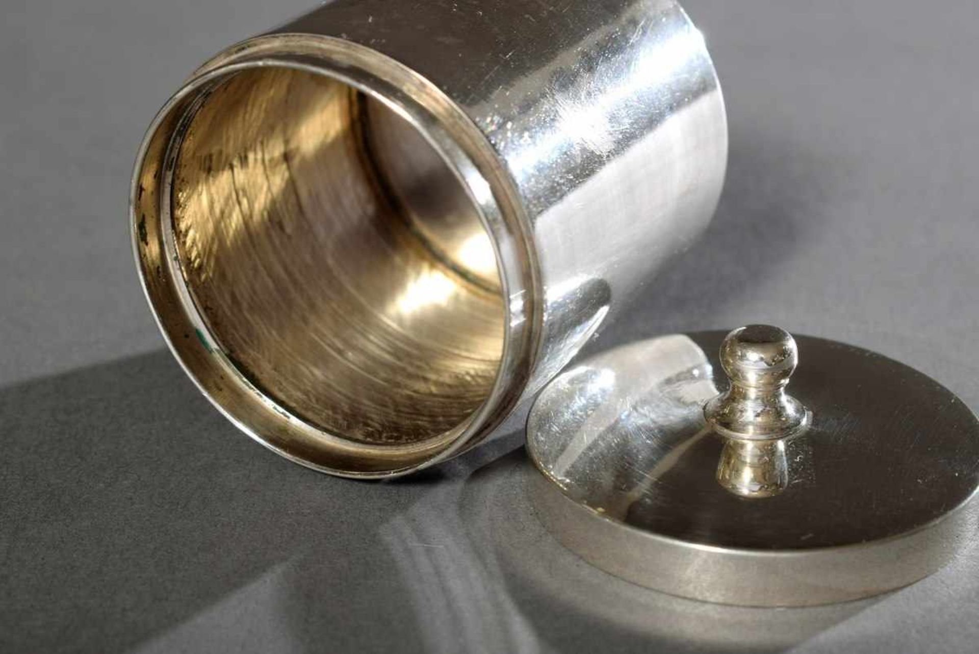 Schlichte zylindrische Deckeldose um 1800, Tremolierstich, Punzen verschlagen, Silber, 113g, H. 6, - Image 2 of 4