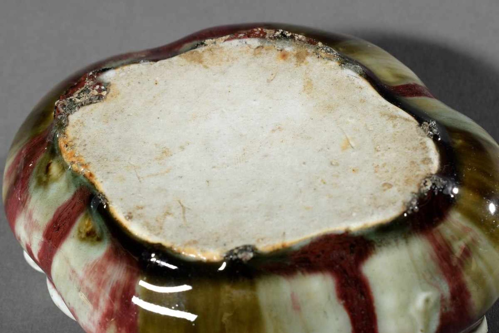 Chinesischer Keramik Pinselwascher „Mungos und Beeren“ in flacher Vierfachform, Seladon und Sang - Bild 2 aus 4