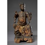 Holz geschnitzte „Wächter“ Figur mit Resten alter Bemalung, China, H. 22,5cm, Insektenfraß/Riss/