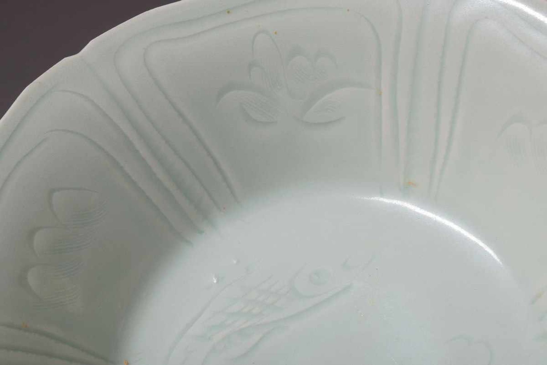 Sechsfach gelappte chinesische Porzellan Schale mit transparenter Seladonglasur und eingeschnittenem - Bild 4 aus 4