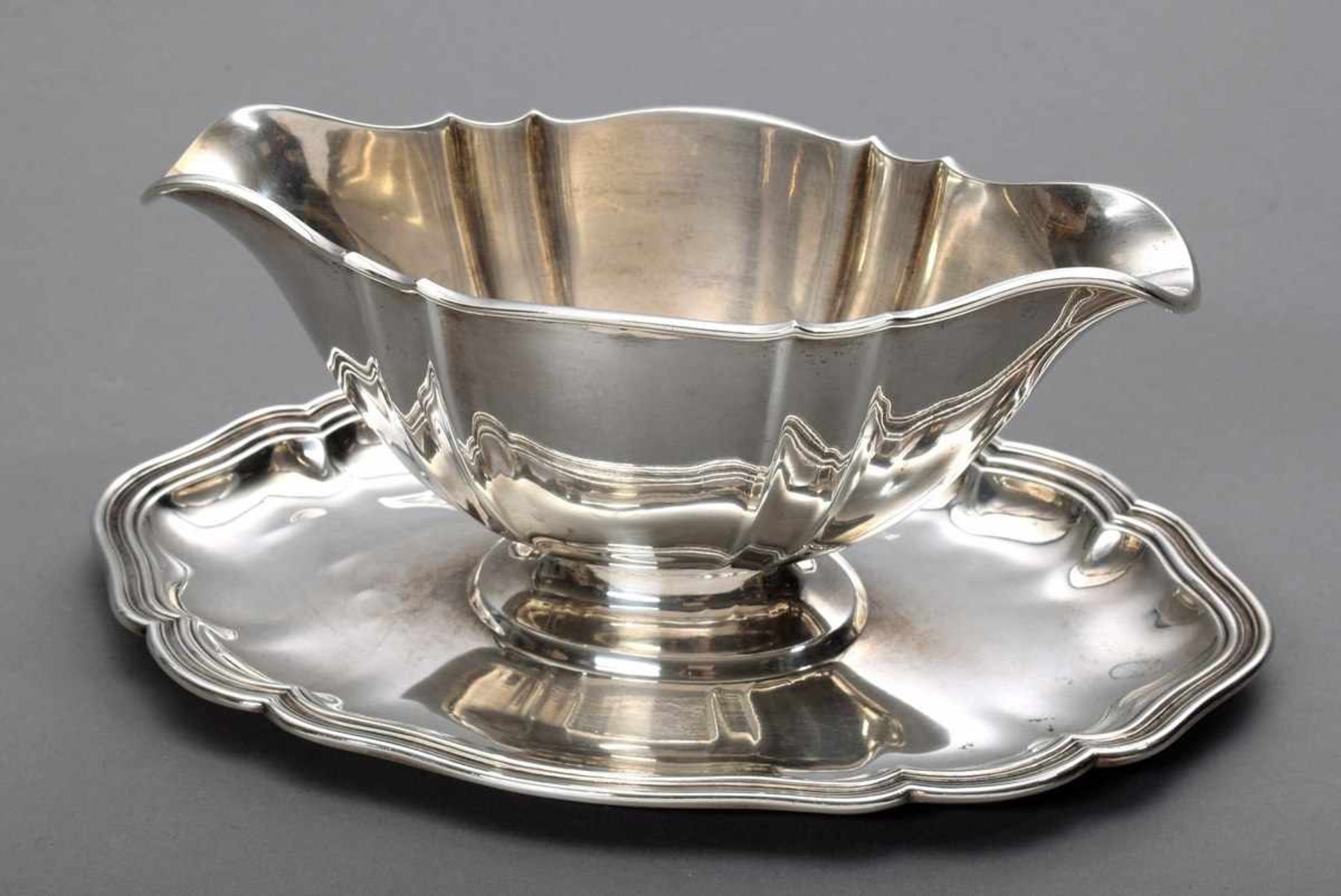 Klassische Sauciere auf festem Unterteller mit Chippendale Rand, Silber 800, 409g, 9,5x25x16cm Sauce