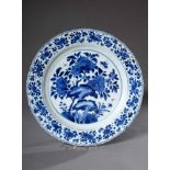 Chinesischer Porzellan Teller mit Blaumalerei Dekor "Päonien und Lingzhi Pilze in floraler Rahmung",