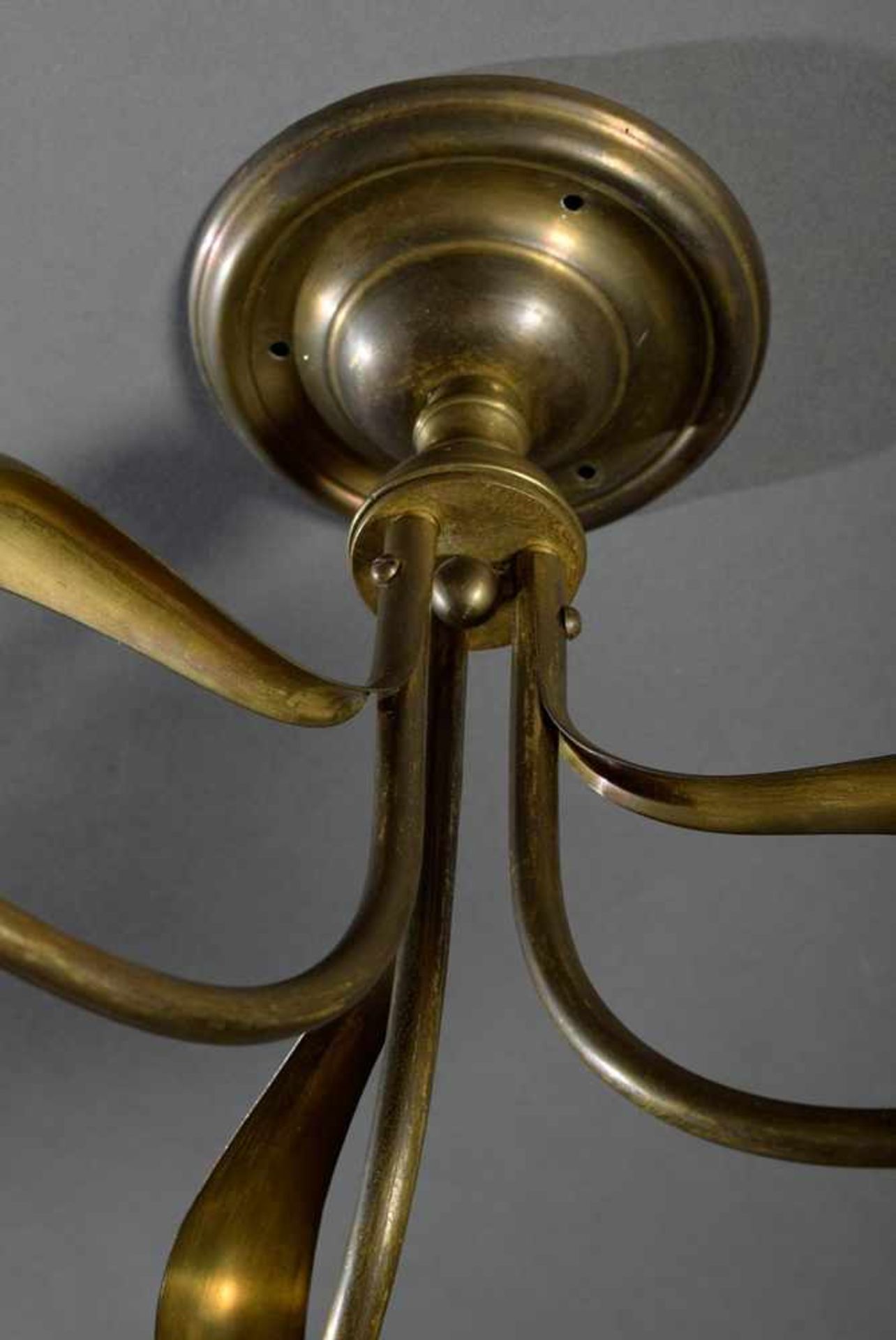 Jugendstil Deckenlampe mit vegetabilem Bronzegestell und 3 gesprenkelten Milchglas Kuppeln, H. 42, - Bild 3 aus 3