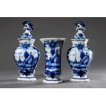 3 Teile Delft Fayence Vasengarnitur mit Blaumalerei "Angler", De Porceleijne Claeuw, 19.Jh., H. 23-