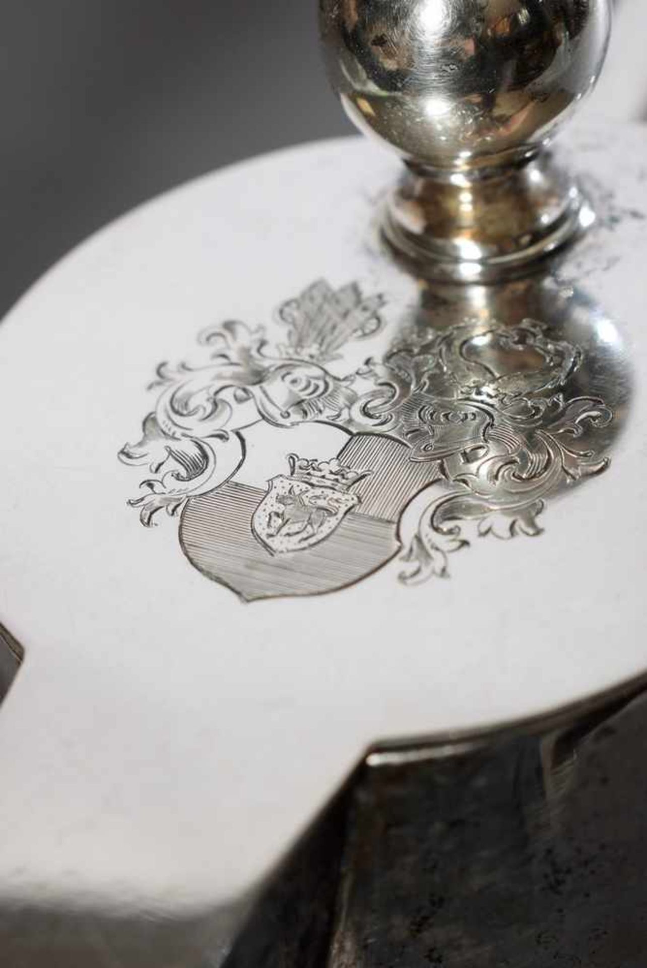 Weinkanne mit Silber 800 Montierung und Wappengravur "von Plessen" sowie optischem Schliff, - Bild 2 aus 3