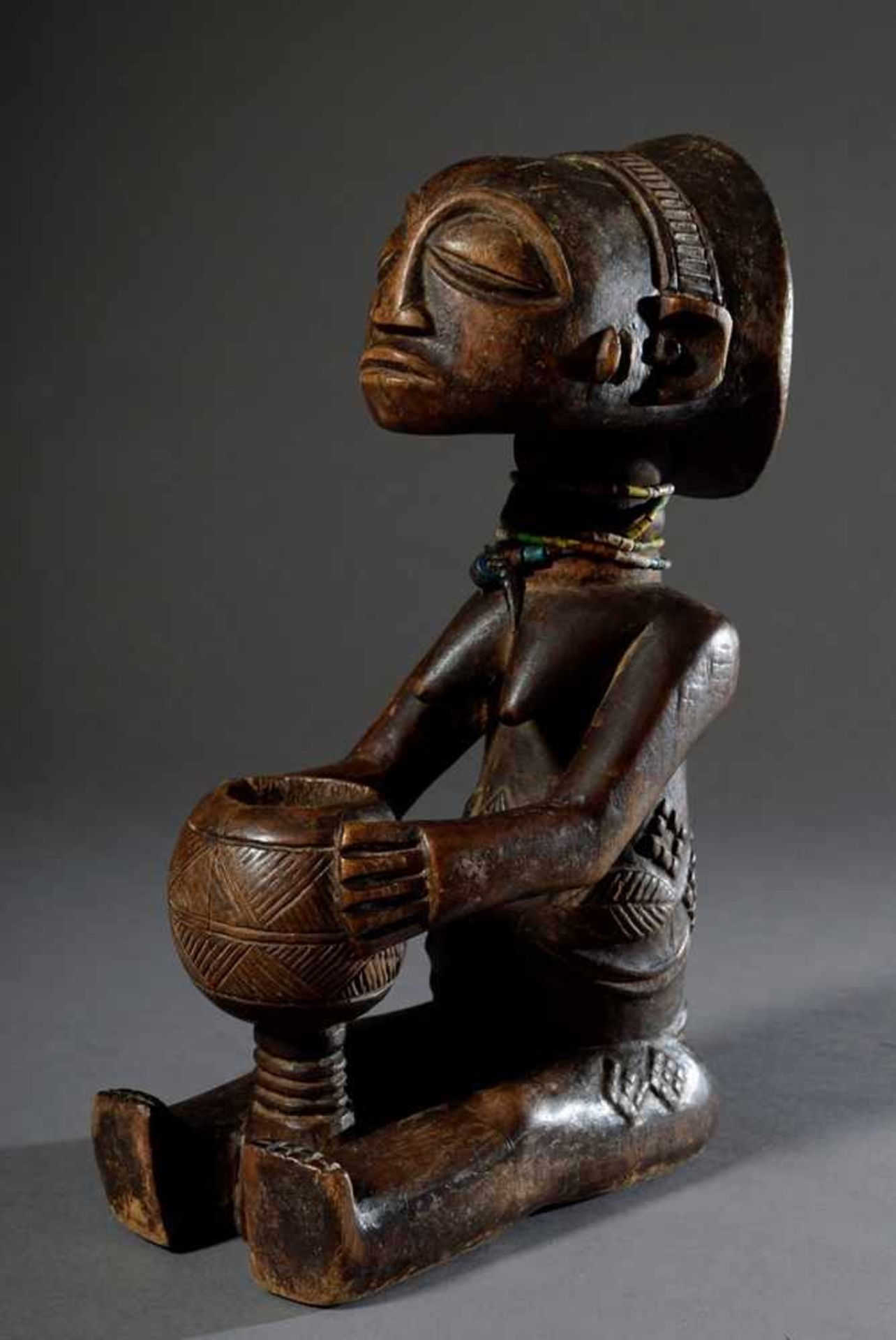 Weibliche sitzende Luba Ahnenfigur als Schalenträgerin in kraftvollem Stil mi Schmucknarben und - Bild 2 aus 6