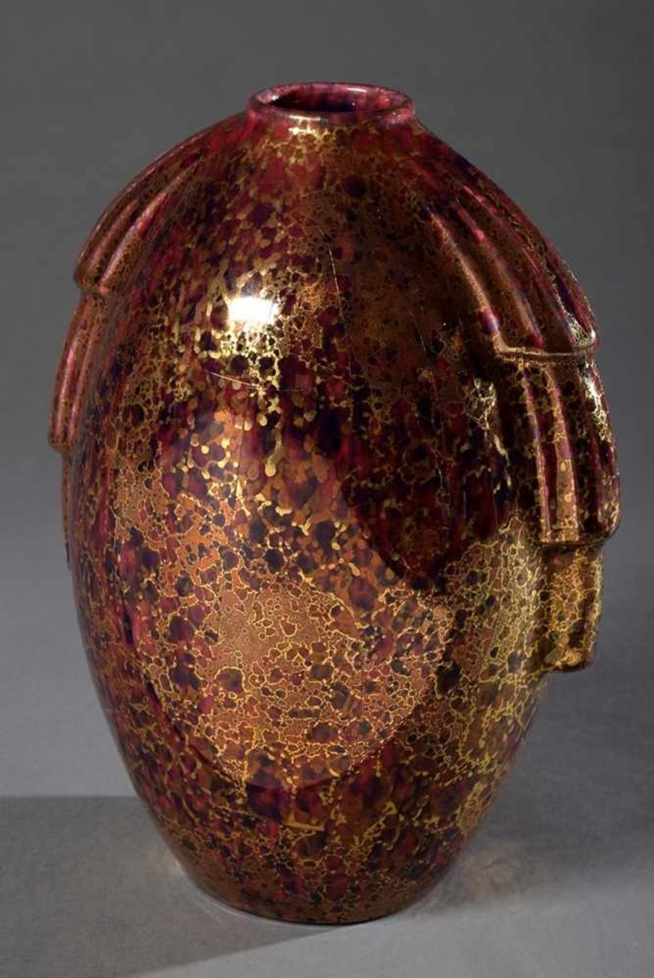 Sèvres Art Deco Vase mit seitlichen Draperien und rot/gold gesprenkelter Glasur, H. 22cmSèvres Art