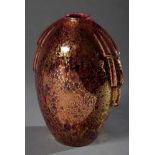 Sèvres Art Deco Vase mit seitlichen Draperien und rot/gold gesprenkelter Glasur, H. 22cmSèvres Art