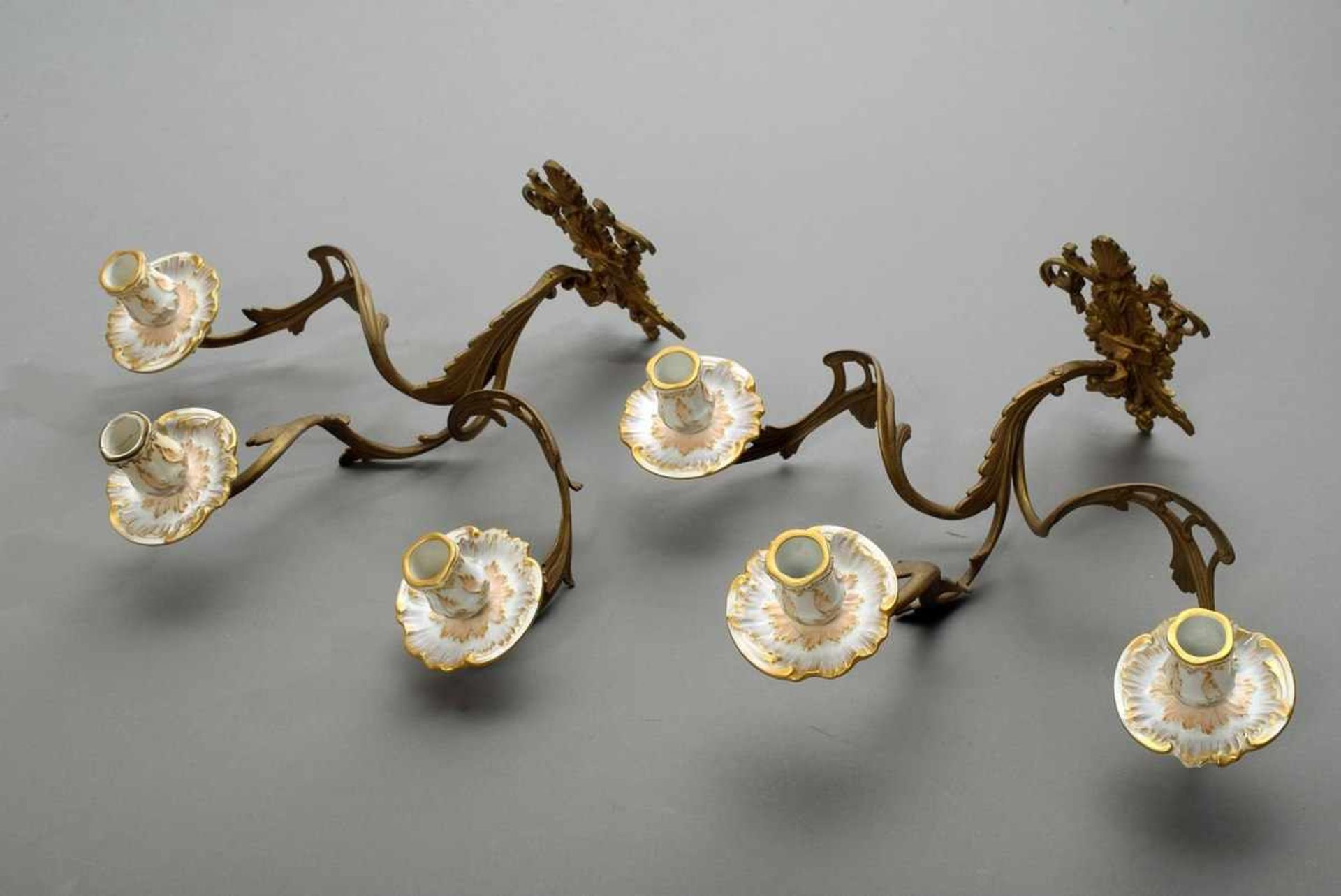 Paar 3armige KPM Wandleuchter mit vergoldeter Bronzemontierung und goldstaffierten Porzellan Tüllen, - Image 2 of 5
