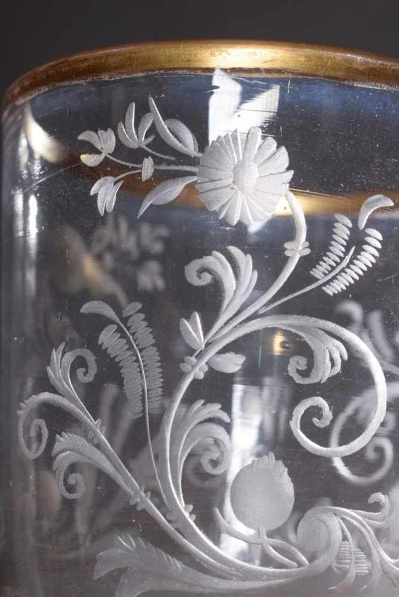 Kleiner barocker Glas Becher mit Tiefschnitt "Ranken", geschliffener Stern im Boden, H. 7cm, Gold - Image 3 of 3