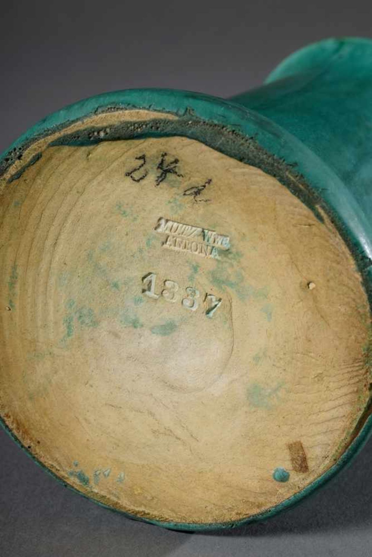 Grüne stangenförmige Vase, Mutz Wwe/Altona, Modellnr. 1337, 1913-1929, H. 19cmGreen vase, Mutz Wwe/ - Image 3 of 4