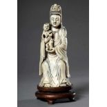 Chinesische Elfenbein Schnitzerei "Sitzende Guanyin mit Knaben", H. 23,5cm, Altessrisse/Defekt an