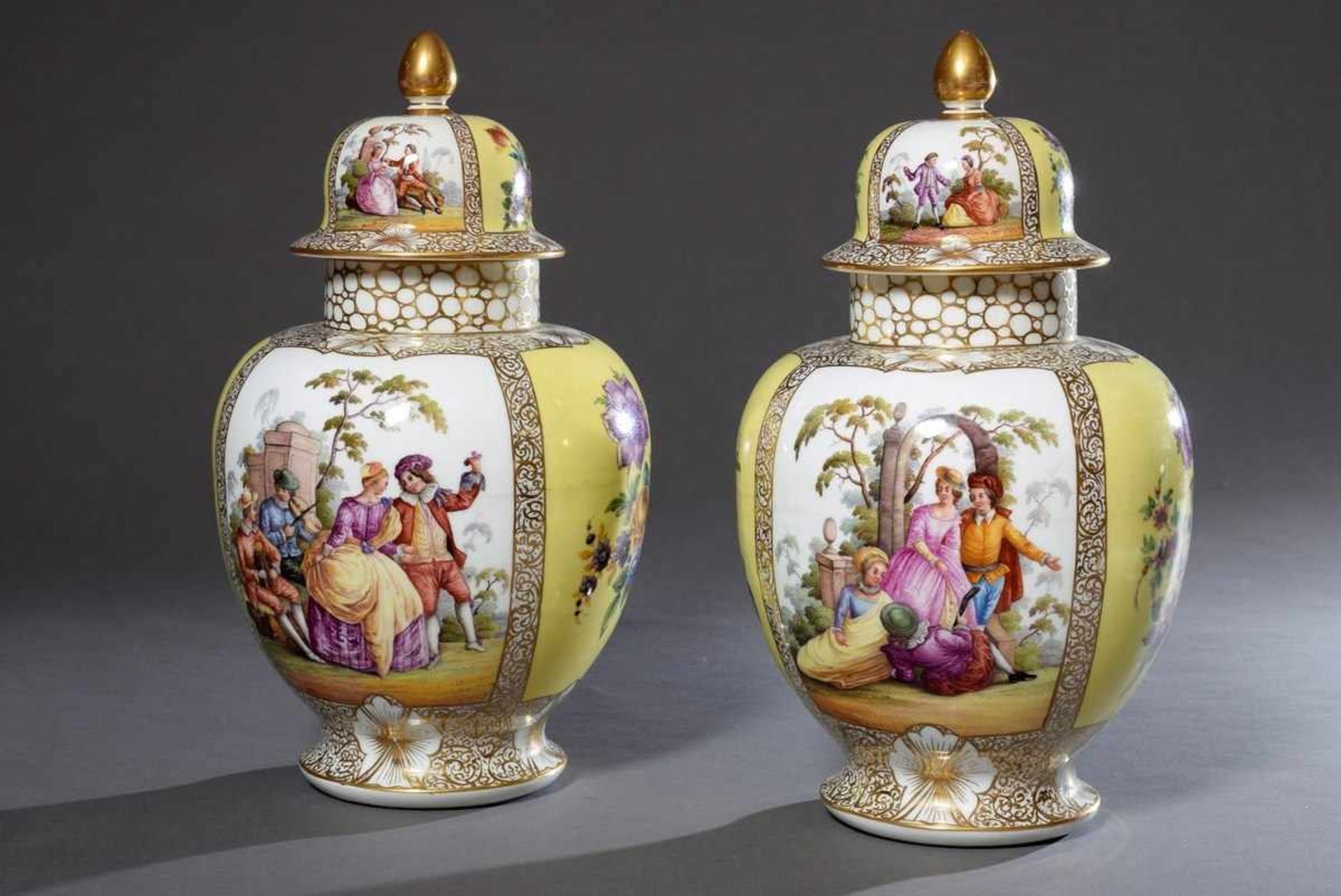 Paar große Dresden Porzellan Deckelvasen, farbig bemalt mit "Watteauszenen" und "Blumenbouquets" auf - Bild 2 aus 7