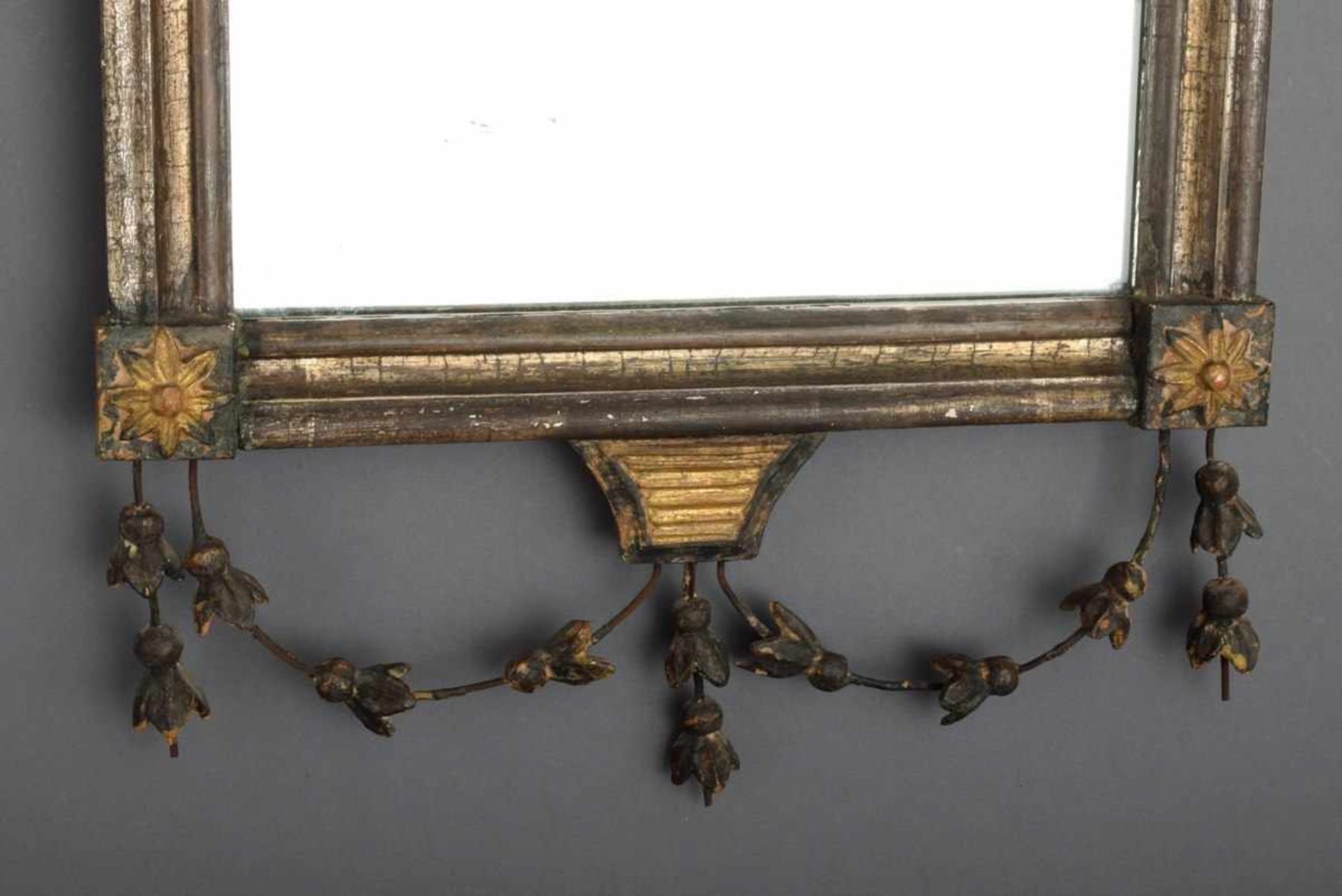 Klassizistischer Spiegel mit zierlicher Rankendekoration und aufgesetztem Spiegel, Ende 18.Jh., - Bild 3 aus 4