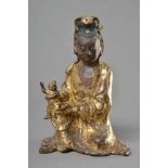 "Guanyin mit einem Knaben auf dem Knie" Bronze mit dicker Lackauflage und Vergoldung, China 17./18.